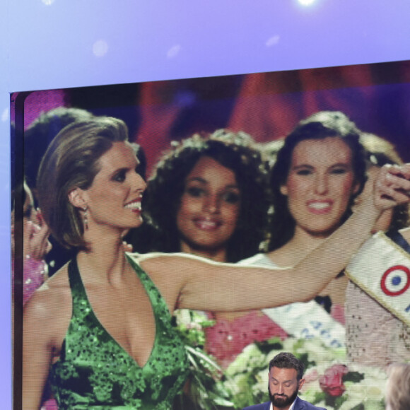 Exclusif - Sylvie Tellier sur le plateau de l'émission TPMP (Touche Pas à Mon Poste) présentée en direct par C.Hanouna et diffusée sur C8 à Paris le 31 août 2022 - © Jack Tribeca / Bestimage