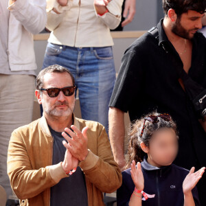 Gilles Lellouche et sa fille Ava dans les tribunes lors des Internationaux de France de Tennis de Roland Garros 2022. Paris, le 5 juin 2022. © Dominique Jacovides/Bestimage 
