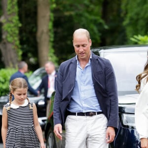 Le prince William et Kate Middleton, duchesse de Cambridge, avec la princesse Charlotte de Cambridge visitent l'association "SportsAid House" en marge des Jeux du Commonwealth de Birmingham, le 2 août 2022.