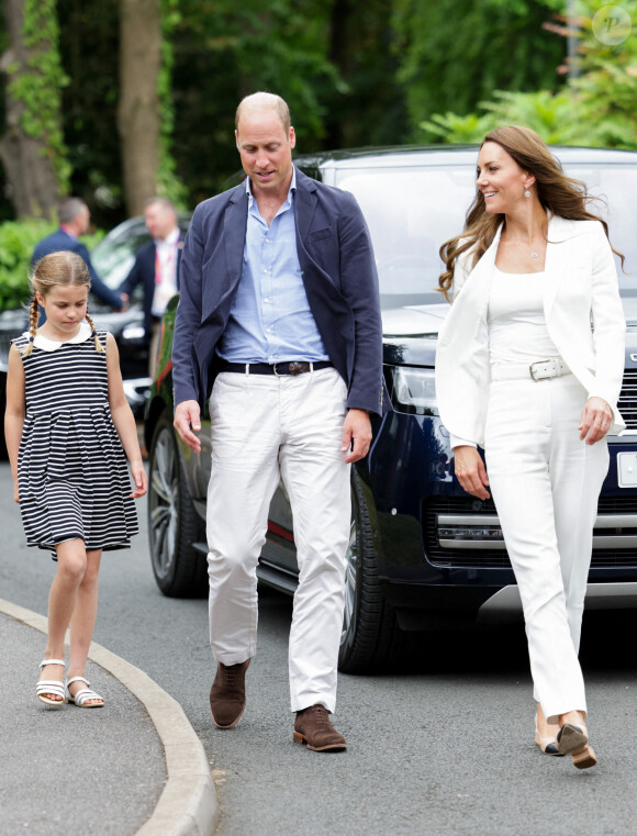 Le prince William et Kate Middleton, duchesse de Cambridge, avec la princesse Charlotte de Cambridge visitent l'association "SportsAid House" en marge des Jeux du Commonwealth de Birmingham, le 2 août 2022.