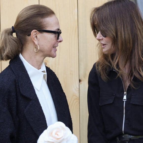 Carole Bouquet, Carla Bruni-Sarkozy - Sorties des obsèques de la chanteuse Régine au Crematorium du cimetière du Père-Lachaise à Paris. Le 9 mai 2022. © Jacovides-Moreau / Bestimage