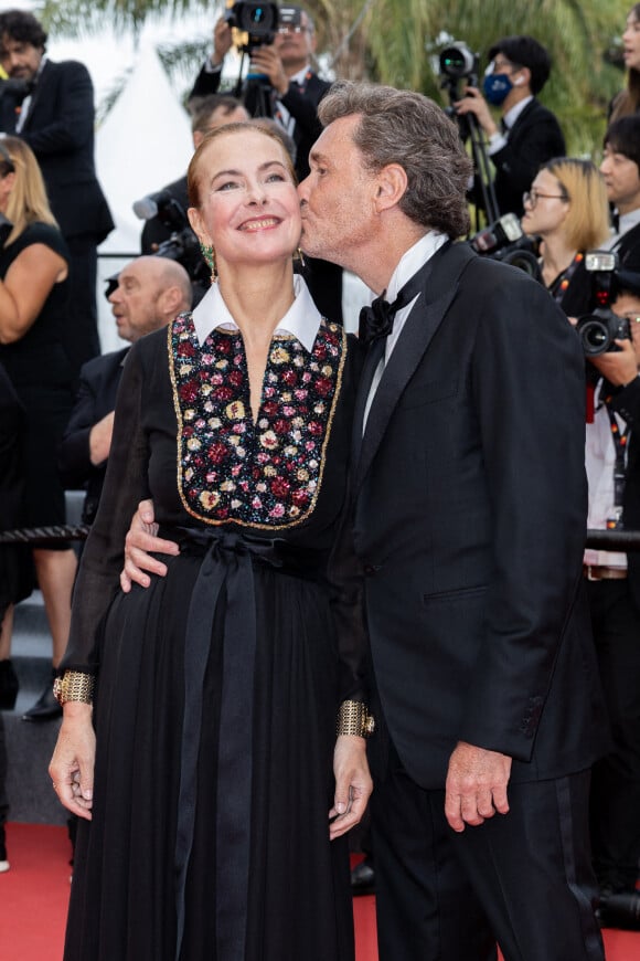 Carole Bouquet et son compagnon Philippe Sereys de Rothschild - Montée des marches pour la cérémonie de clôture du 75ème Festival International du Film de Cannes.