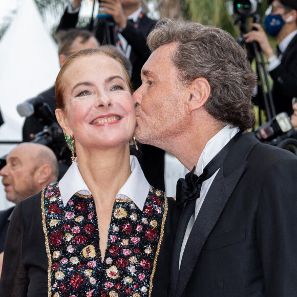 Carole Bouquet et son compagnon Philippe Sereys de Rothschild - Montée des marches pour la cérémonie de clôture du 75ème Festival International du Film de Cannes.