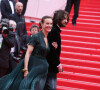 Carole Bouquet et son fils Dimitri Rassam - Montée des marches du film "Foxcatcher" lors du 67e Festival du film de Cannes, le 19 mai 2014.