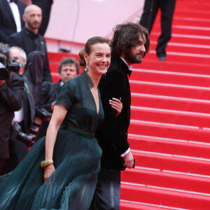 Carole Bouquet et son fils Dimitri Rassam - Montée des marches du film "Foxcatcher" lors du 67e Festival du film de Cannes, le 19 mai 2014.