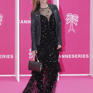 Fabienne Carat (robe Christophe Guillarmé, volantée en tulle noir floqué, boucles d'oreilles Helena Joy Paris, pochette Carmen Steffens) sur le pink carpet de la cérémonie de clôture de la 5ème saison du festival Canneseries le 6 avril 2022. © Denis Guignebourg / Bestimage