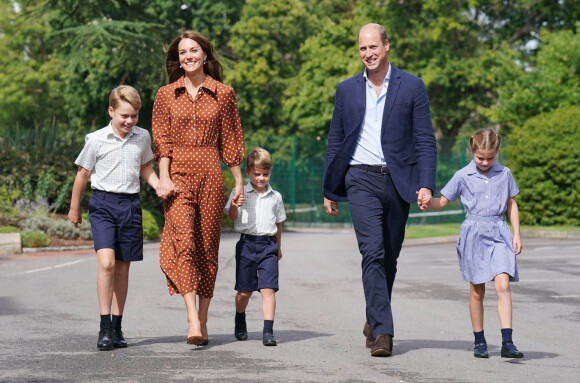 Une maman au top avec une robe à pois, son motif de prédilection - Le prince George, la princess Charlotte et le prince Louis, accompagnés de leurs parents la duchesse et le duc de Cambridge Catherine (Kate) et William, arrivant pour la pré-rentrée de leur nouvelle école, Lambrook, dans le Berkshire près d'Ascot. 7 septembre 2022