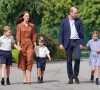 Arrivée en famille : Le prince George, la princess Charlotte et le prince Louis, accompagnés de leurs parents la duchesse et le duc de Cambridge Catherine (Kate) et William, arrivant pour la pré-rentrée de leur nouvelle école, Lambrook, dans le Berkshire près d'Ascot. 7 septembre 2022
