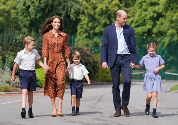 Arrivée en famille : Le prince George, la princess Charlotte et le prince Louis, accompagnés de leurs parents la duchesse et le duc de Cambridge Catherine (Kate) et William, arrivant pour la pré-rentrée de leur nouvelle école, Lambrook, dans le Berkshire près d'Ascot. 7 septembre 2022