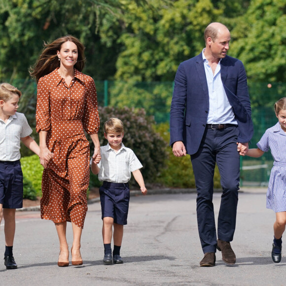 Arrivée en famille : Le prince George, la princess Charlotte et le prince Louis, accompagnés de leurs parents la duchesse et le duc de Cambridge Catherine (Kate) et William, arrivant pour la pré-rentrée de leur nouvelle école, Lambrook, dans le Berkshire près d'Ascot. 7 septembre 2022