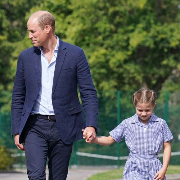 Le prince George, la princess Charlotte et le prince Louis, accompagnés de leurs parents la duchesse et le duc de Cambridge Catherine (Kate) et William, arrivant pour la pré-rentrée de leur nouvelle école, Lambrook, dans le Berkshire près d'Ascot. 7 septembre 2022