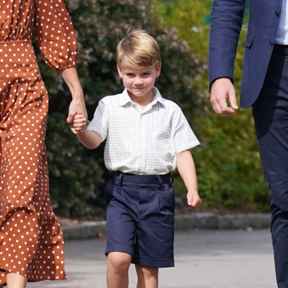 Le prince George, la princess Charlotte et le prince Louis, accompagnés de leurs parents la duchesse et le duc de Cambridge Catherine (Kate) et William, arrivant pour la pré-rentrée de leur nouvelle école, Lambrook, dans le Berkshire près d'Ascot. 7 septembre 2022