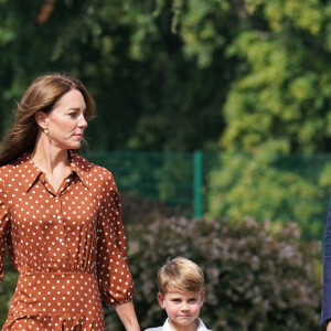 Le prince George, la princess Charlotte et le prince Louis, accompagnés de leurs parents la duchesse et le duc de Cambridge Catherine (Kate) et William, arrivant pour la pré-rentrée de leur nouvelle école, Lambrook, dans le Berkshire près d'Ascot. 7 septembre 2022