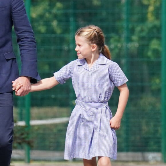 Le prince George, la princess Charlotte et le prince Louis, accompagnés de leurs parents la duchesse et le duc de Cambridge Catherine (Kate) et William, arrivant pour la pré-rentrée de leur nouvelle école, Lambrook, dans le Berkshire près d'Ascot. 7 septembre 2022