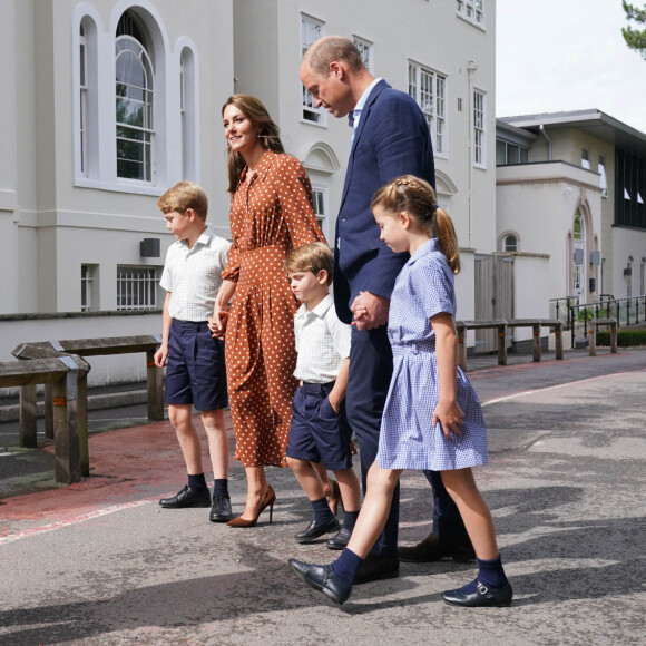 Le prince George, la princess Charlotte et le prince Louis, accompagnés de leurs parents la duchesse et le duc de Cambridge Catherine (Kate) et William, arrivant pour la pré-rentrée de leur nouvelle école, Lambrook, dans le Berkshire près d'Ascot. 7 septembre 2022