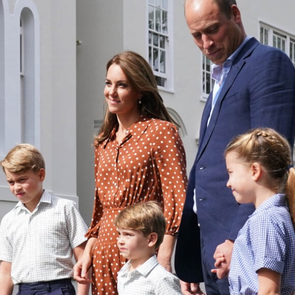 Pimpants, les enfants ont fait leur pré-rentrée : Le prince George, la princess Charlotte et le prince Louis, accompagnés de leurs parents la duchesse et le duc de Cambridge Catherine (Kate) et William, arrivant pour la pré-rentrée de leur nouvelle école, Lambrook, dans le Berkshire près d'Ascot. 7 septembre 2022