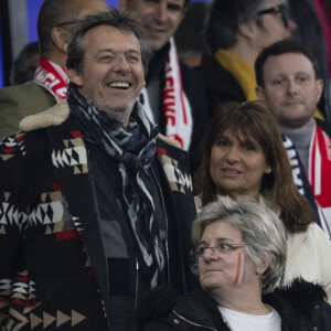 Jean-Luc Reichmann et sa femme Nathalie Lecoultre dans les tribunes lors du match de rugby du Tournoi des 6 Nations opposant la France à l'Angleterre au stade de France, à Saint-Denis, Seine Saint-Denis, France, le 19 mars 2022. © Cyril Moreau/Bestimage