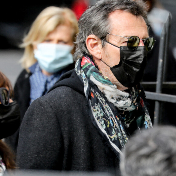 Jean-Luc Reichmann et sa femme Nathalie - Arrivées aux obsèques de Yves Rénier en l'église Saint-Pierre de Neuilly-sur-Seine, France, le 30avril 2021.