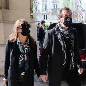 Jean-Luc Reichmann et sa femme Nathalie - Arrivées aux obsèques de Yves Rénier en l'église Saint-Pierre de Neuilly-sur-Seine. Le 30 avril 2021