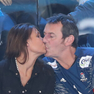 Jean-Luc Reichmann embrasse sa femme Nathalie lors du match de finale du mondial de handball, France - Norvège à l'AccorHotels Arena à Paris, France, le 29 janvier 2017. © Cyril Moreau/Bestimage