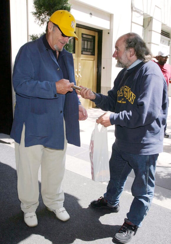 Radioman salue la star Jack Nicholson en 2004 à New York