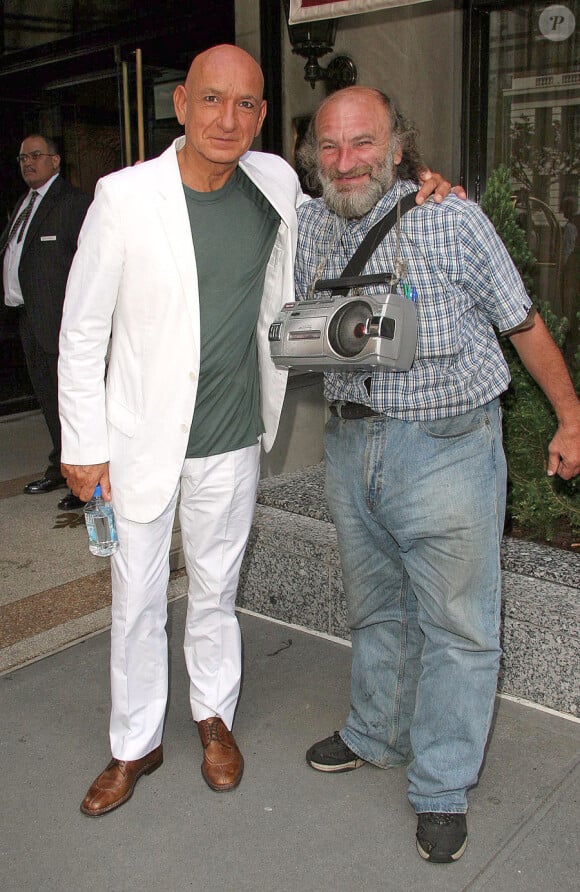 Radioman salue la star Ben Kingsley à New York en 2005