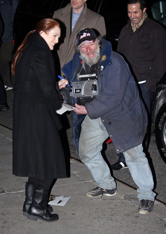 Radioman salue la star Julianne Moore à New York en 2007