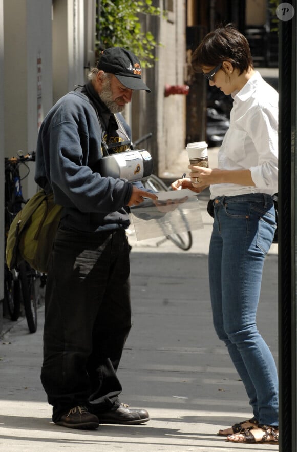 Radioman salue la star Katie Holmes à New York en 2008