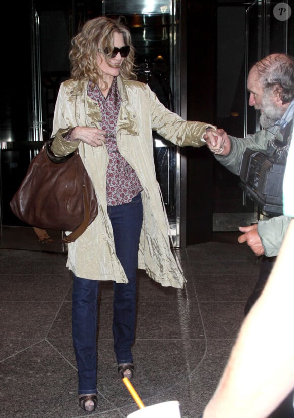 Radioman salue la star Michelle Pfeiffer en 2009 à New York