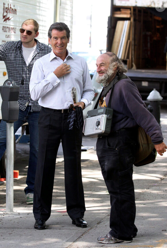 Radioman salue la star Pierce Brosnan à New York en 2009