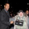 Radioman salue la star Denzel Washington à New York en 2010