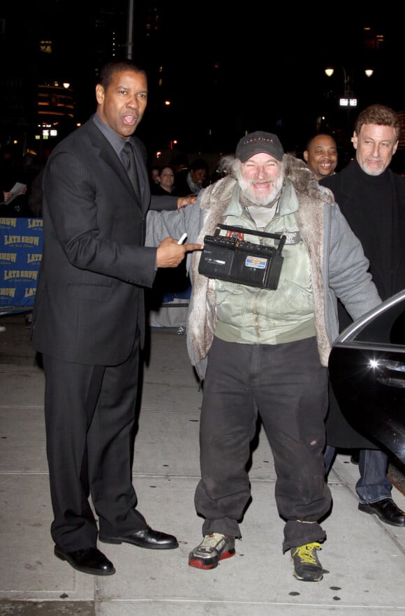 Radioman salue la star Denzel Washington à New York en 2010