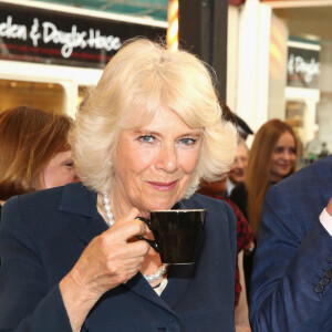 Le prince Charles, prince de Galles et Camilla Parker-Bowles, duchesse de Cornouailles visitent le marché couvert historique en parcourant les stands à la rencontre des vendeurs indépendants au Market Street à Oxford, le 16 mai 2017. 