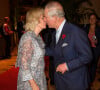 Camilla Parker Bowles, duchesse de Cornouailles, embrasse le prince Charles à son arrivée à l'hôtel Fullerton à Singapour. Le couple princier doit entamer la tournée automnale en Asie (Singapour, Malaisie, Brunei et Inde). Le 30 octobre 2017 