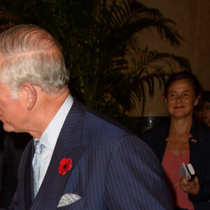 Camilla Parker Bowles, duchesse de Cornouailles, embrasse le prince Charles à son arrivée à l'hôtel Fullerton à Singapour. Le couple princier doit entamer la tournée automnale en Asie (Singapour, Malaisie, Brunei et Inde). Le 30 octobre 2017 