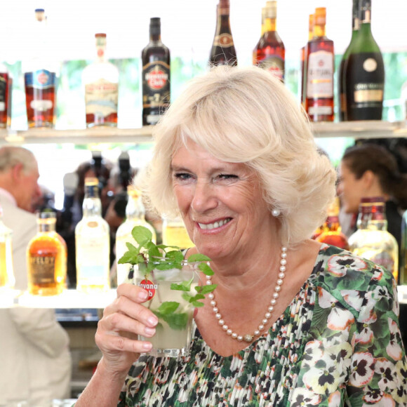 Le prince Charles, prince de Galles, et Camilla Parker Bowles, duchesse de Cornouailles, font un mojito lors d'une visite au restaurant Habanera à La Havane, Cuba le 27 mars 2019. 