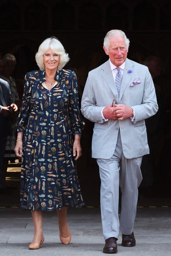 Le prince Charles et Camilla Parker Bowles, la duchesse de Cornouailles visitent la cathédrale d'Exeter à Devon, le 19 juillet 2021. 