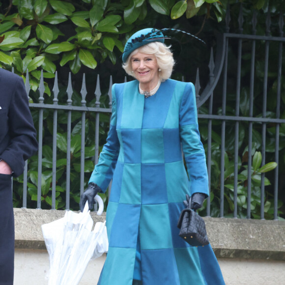 Le prince Charles, prince de Galles, et Camilla Parker Bowles, duchesse de Cornouailles, arrivent à la messe de Noël à la Chapelle Saint-George du château de Windsor, le 25 décembre 2021. 