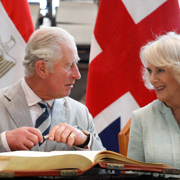 Le prince Charles, prince de Galles, et Camilla Parker Bowles, duchesse de Cornouailles, visitent le centre culturel Alexandrina à Alexandrie, dans le cadre de leur séjour au Moyen-Orient. Le 19 novembre 2021. 