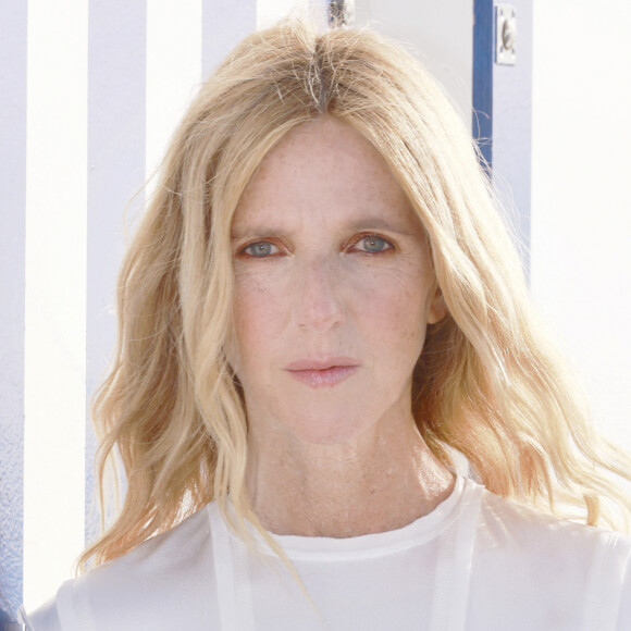 Sandrine Kiberlain pour le film "Chronique d'une liaison passagère" - Photocall lors du 36e festival du film de Cabourg, le 18 juin 2022. © Christophe Aubert/Bestimage