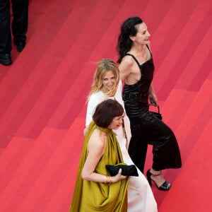 Sabine Azema, Sandrine Kiberlain, Jeanne Balibar - Montée des marches du film "L'Innocent" lors du 75e Festival International du Film de Cannes. Le 24 mai 2022. © Pool/ Bestimage
