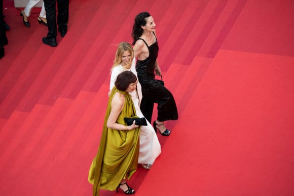 Sabine Azema, Sandrine Kiberlain, Jeanne Balibar - Montée des marches du film "L'Innocent" lors du 75e Festival International du Film de Cannes. Le 24 mai 2022. © Pool/ Bestimage