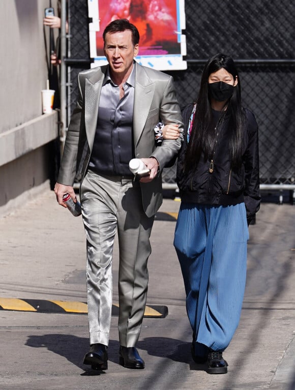 Nicolas Cage et sa femme Riko Shibata, enceinte, arrivent à l'émission Jimmy Kimmel Live à Los Angeles, Californie, Etats-Unis, le 20 avril 2022. 