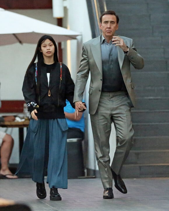 Nicolas Cage et sa femme Riko Shibata, enceinte, quittent un restaurant de Los Angeles, le 20 avril 2022. 