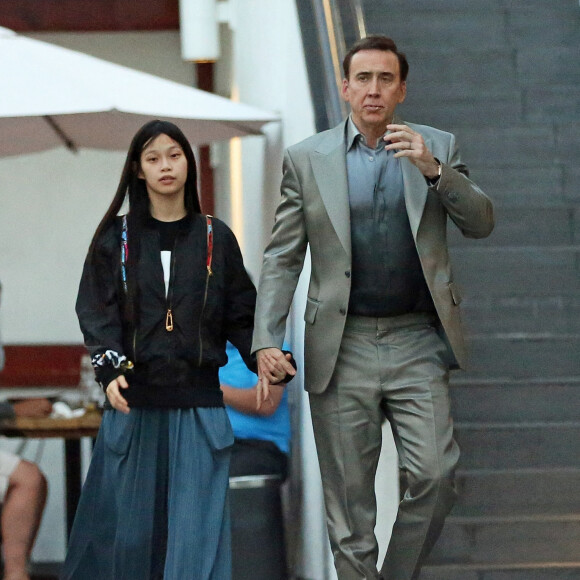 Nicolas Cage et sa femme Riko Shibata, enceinte, quittent un restaurant de Los Angeles, le 20 avril 2022. 