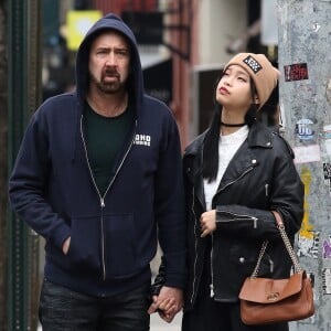 Nicolas Cage et sa compagne Riko Shibata se baladent main dans la main dans le quartier de Manhattan à New York après un diner en amoureux. Le couple s'arrête un moment pour se laver les mains avec un produit hydro-alcooliques.. Le 3 mars 2020 