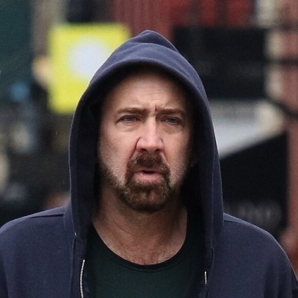Nicolas Cage et sa compagne Riko Shibata se baladent main dans la main dans le quartier de Manhattan à New York après un diner en amoureux. Le couple s'arrête un moment pour se laver les mains avec un produit hydro-alcooliques.. Le 3 mars 2020 
