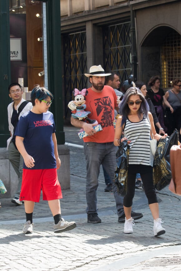 Nicolas Cage profite d'une journée ensoleillée à Bruxelles, Belgique, le 6 août 2017, avec son fils Kal-El (cheveux bleus) et son ex-femme Alice Kim (cheveux mauves) qui sont arrivés en Belgique récemment.