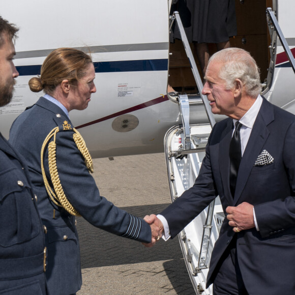 Le roi Charles III d'Angleterre et Camilla Parker Bowles, reine consort d'Angleterre, arrivent en jet à l'aéroport de Norfolk, le 9 septembre 2022. 