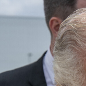 Le roi Charles III d'Angleterre et Camilla Parker Bowles, reine consort d'Angleterre, arrivent en jet à l'aéroport de Norfolk, le 9 septembre 2022. 